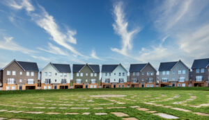 A row of houses with green grass in front of them.